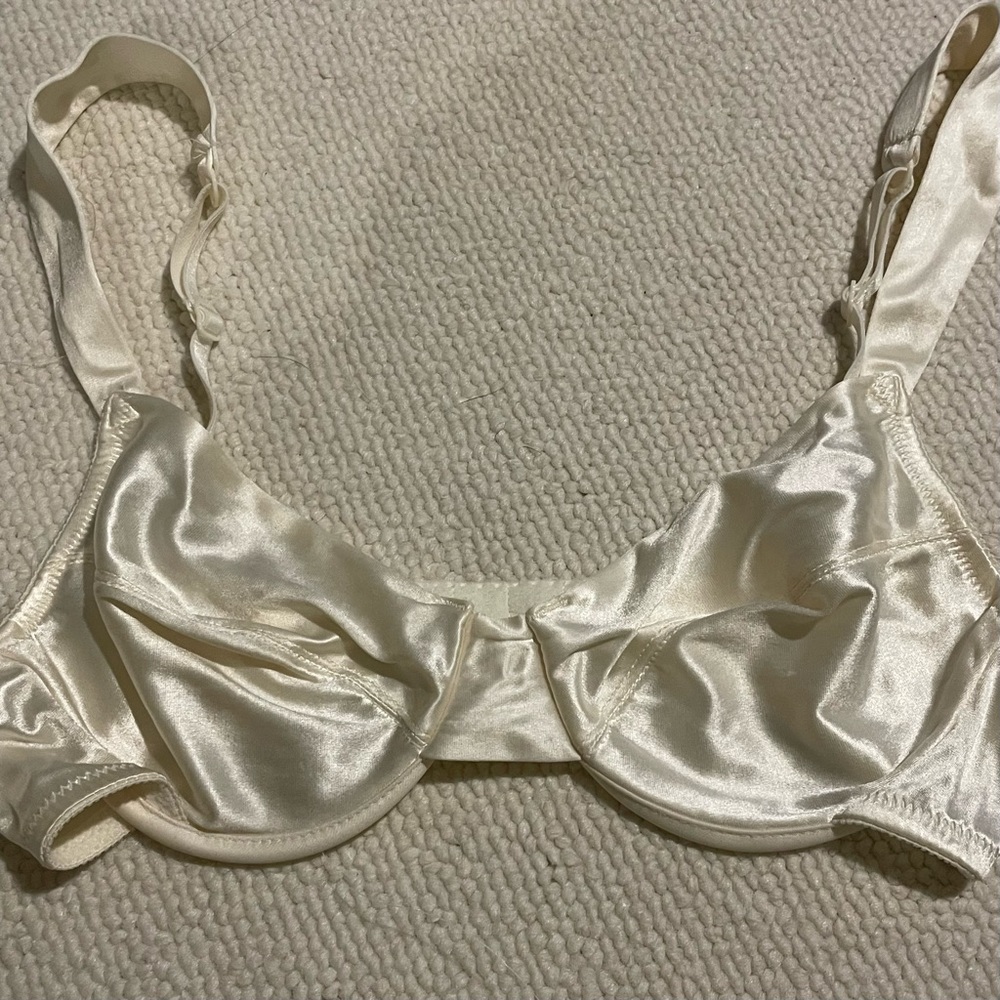 VICTORIA S SECRET SET OF 3 CREME COLOR BRAS SIZE 34B - Picture 2 of 9
